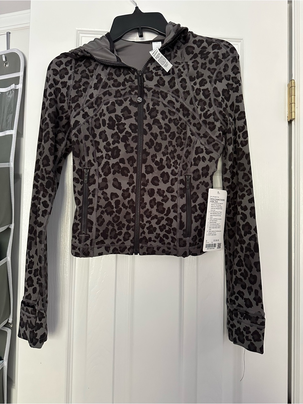 Lululemon Women's Black Leopard Cropped Nulu Jacket - NWT - Picture 3 of 4